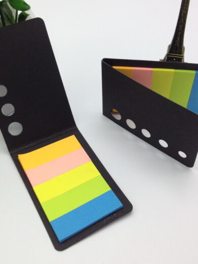 กระดาษโน้ตกาวแบบพับ 5 สี พร้อมปกสีดำ Sticky Notes 85–90 แผ่น